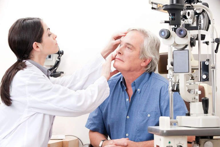 Estudiante aprendiendo sobre salud visual