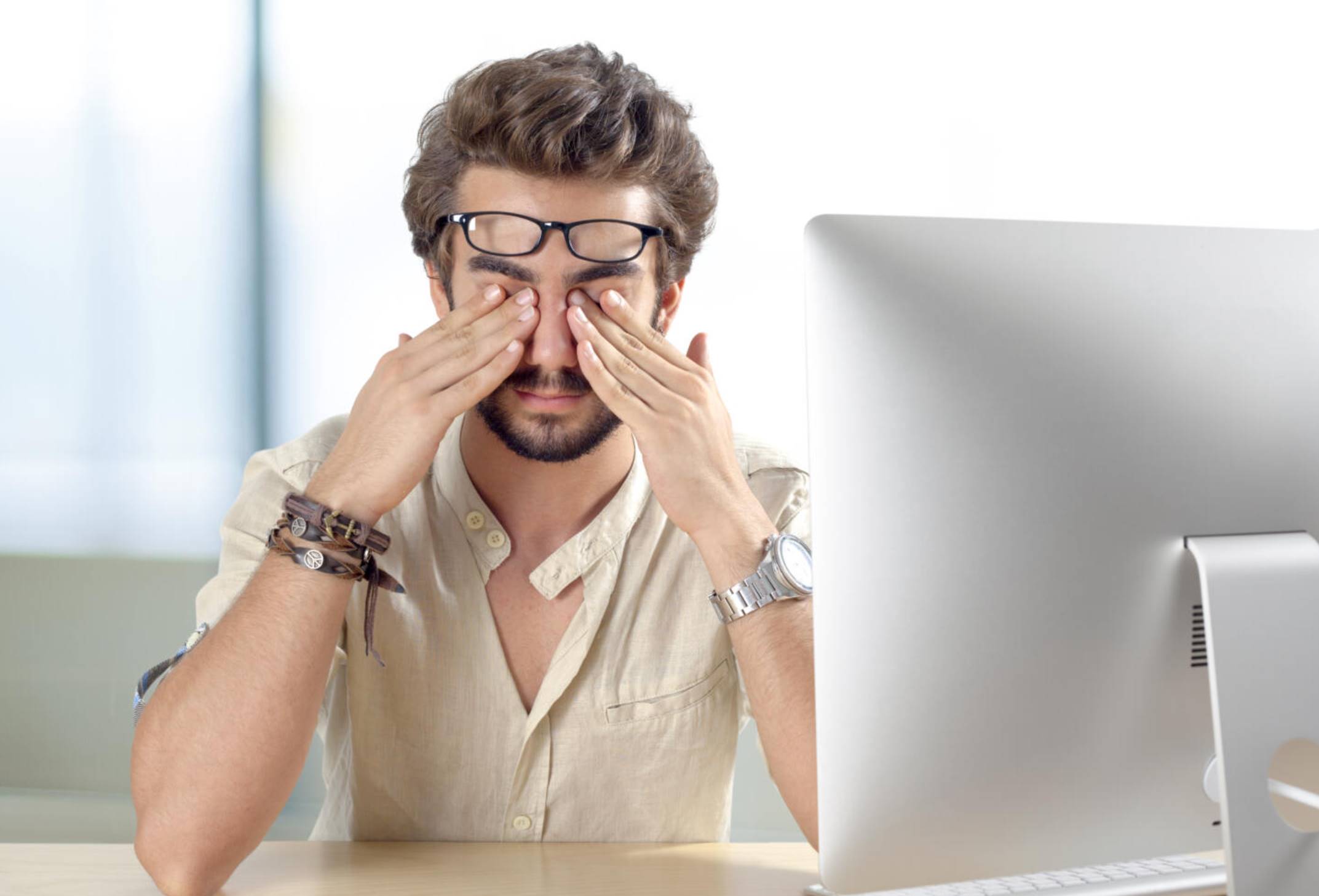 Persona analizando datos de salud visual